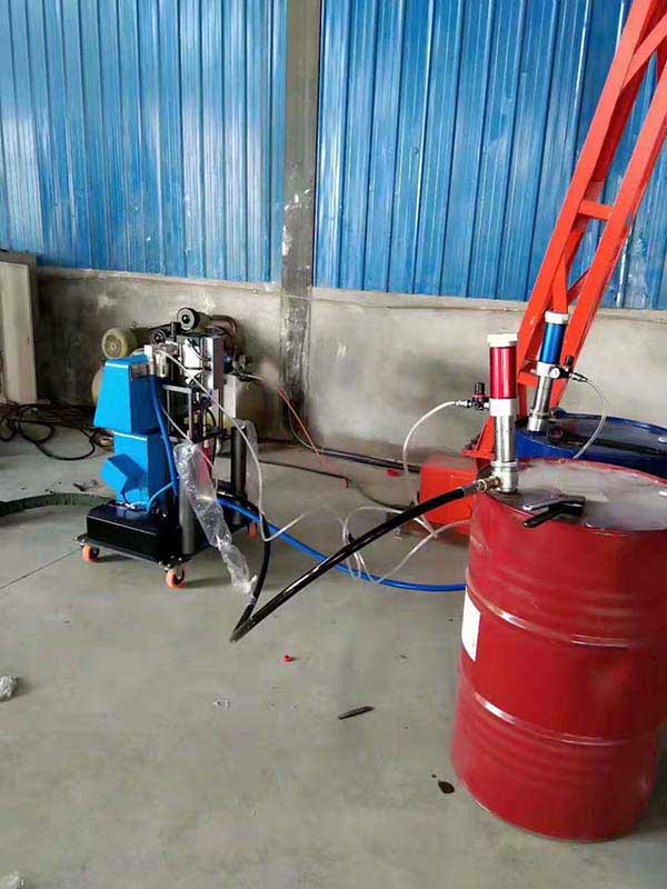 聚氨酯發(fā)泡機設備JNJX-Q1600(圖2) 聚氨酯發(fā)泡機設備保溫施工現(xiàn)場